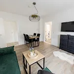 Seenah Apartments, Komfort Mit Einkaufsmoeglichkeiten & Parkplatz アパート