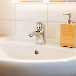 Seenah Apartments, Komfort Mit Einkaufsmoeglichkeiten & Parkplatz アパート *